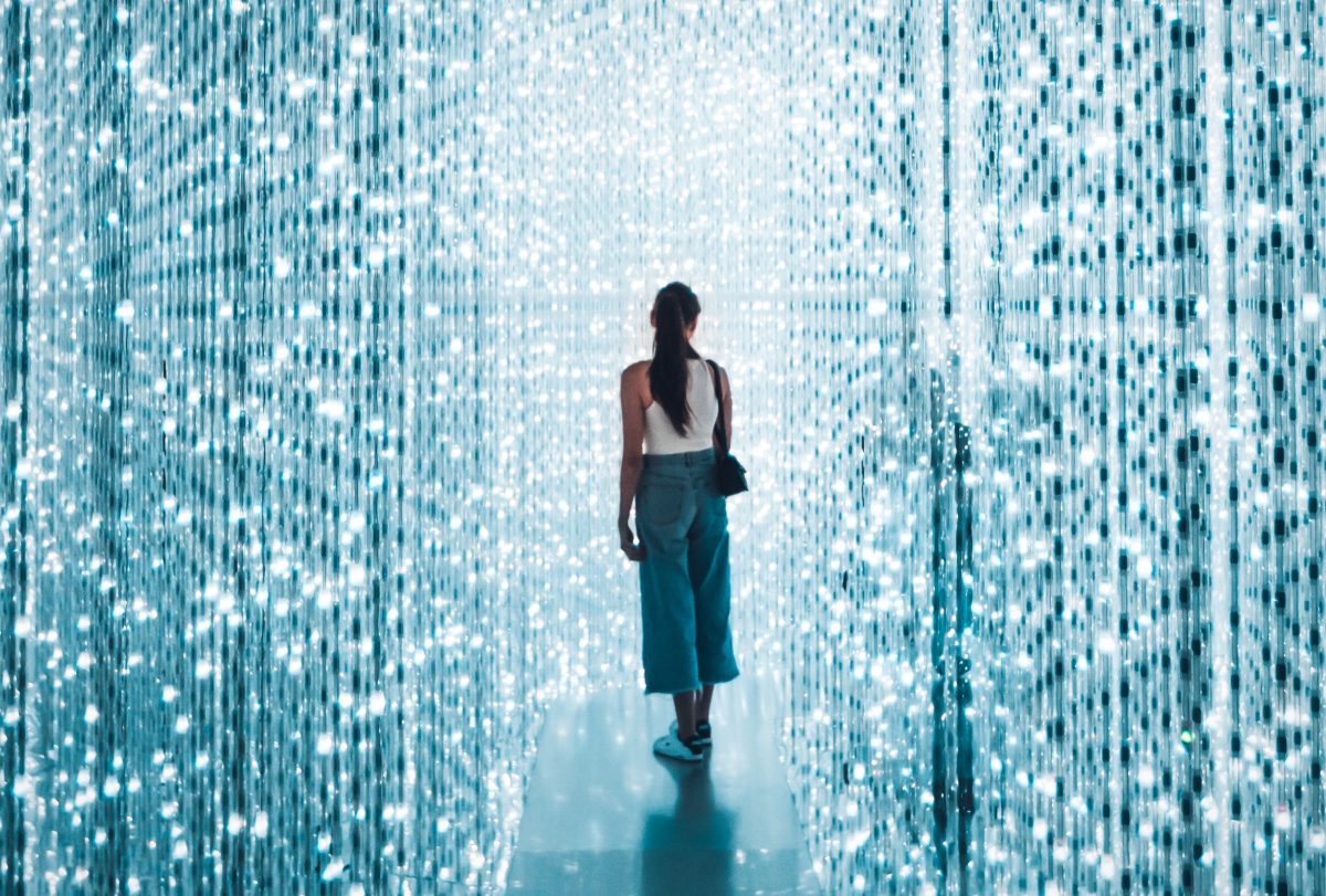 teamLab's exhibition: a room full of sparkling lights